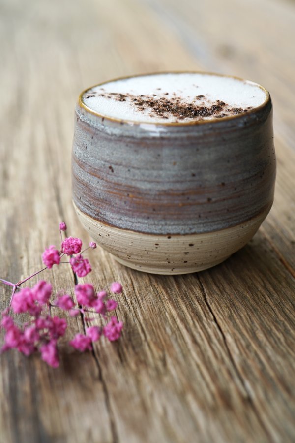 Handgefertigter Keramik Espressobecher – graublau braun mit zarten Sprenkeln